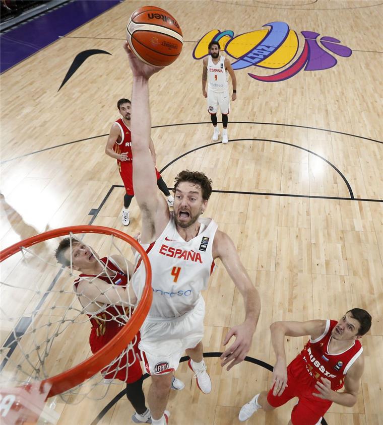 NBA-Star Gasol verlässt San Antonio Mit der spanischen Nationalmannschaft holte er drei Olympiamedaillen:
Basketball-Altstar Pau Gasol (am Ball) verlässt die San Antonio Spurs und wechselt voraussichtlich innerhalb der NBA zu den Milwaukee Bucks.