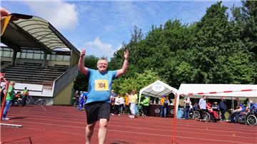 Mit der Startnummer 104 ist Bremerhavens Sportstadtrat Torsten Neuhoff (CDU) beim Inklusionslauf im Rahmen des 28. Behindertensportfests dabei. 