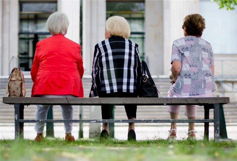 Drei ältere Frauen sitzen am 12.06.2013 auf einer Bank in Hannover.