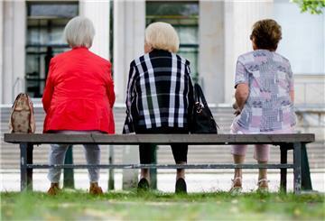 Drei ältere Frauen sitzen am 12.06.2013 auf einer Bank in Hannover.