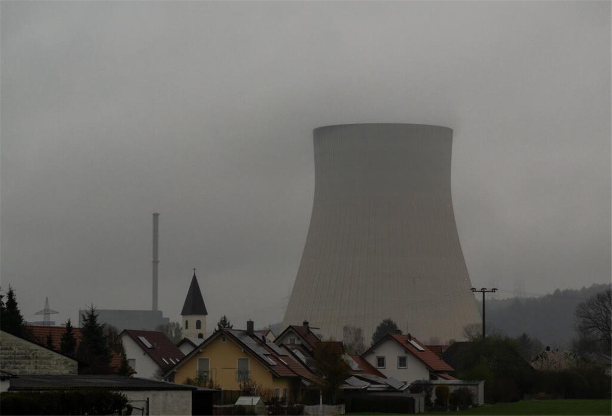 Der historische Atomausstieg ist vollzogen - Doch es gibt noch Probleme Wasserdampf steigt aus dem Kühlturm des Kernkraftwerks Isar 2.