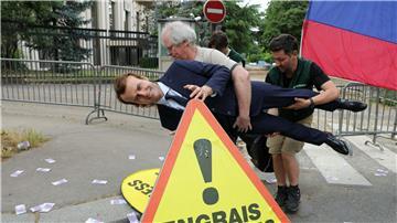 Mit der Wachsfigur von Präsident Macron haben Greenpeace-Aktivisten gegen die anhaltende französische Einfuhr von Gas und Kunstdünger aus Russland protestiert. (Archivbild)