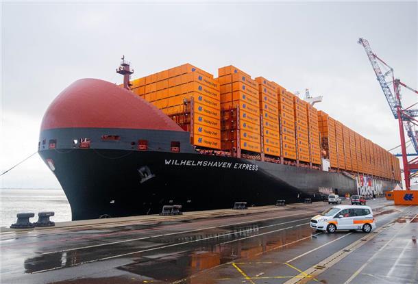 Das Containerschiff „Wilhelmshaven Express“ liegt im JadeWeserPort.