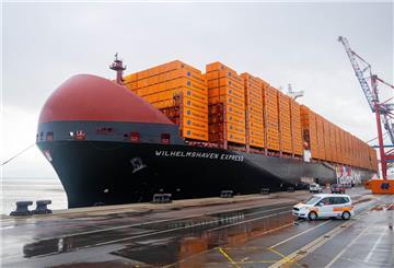Das Containerschiff „Wilhelmshaven Express“ liegt im JadeWeserPort.
