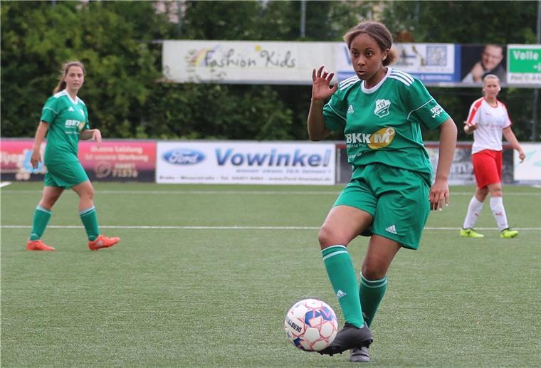 Abbehauser Frauen scheiden im Pokal unglücklich aus Mit der zur Halbzeit eingewechselten Noemi Janke (am Ball) verlor der TSV Abbehausen beim FSV Jever nach Elfmeterschießen.