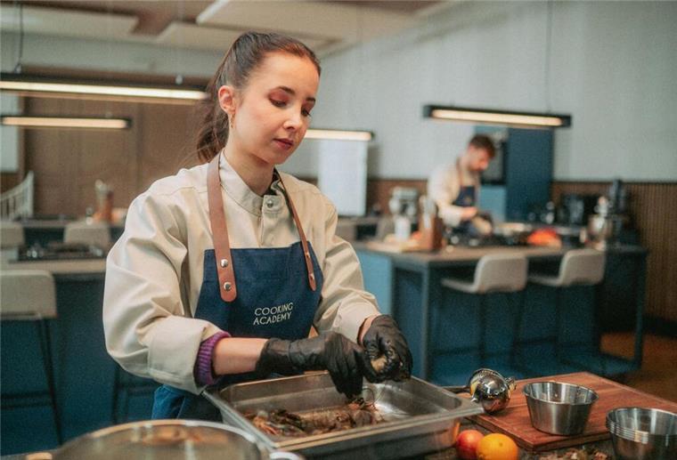 Romanze bei Rehragout: Die Telenovela aus der Luxusküche Mit „Die Cooking Academy“ versucht der Privatsender ab Montag einen Neuanfang - und tischt sein Vorabend-Rezept gleich mehrfach auf.