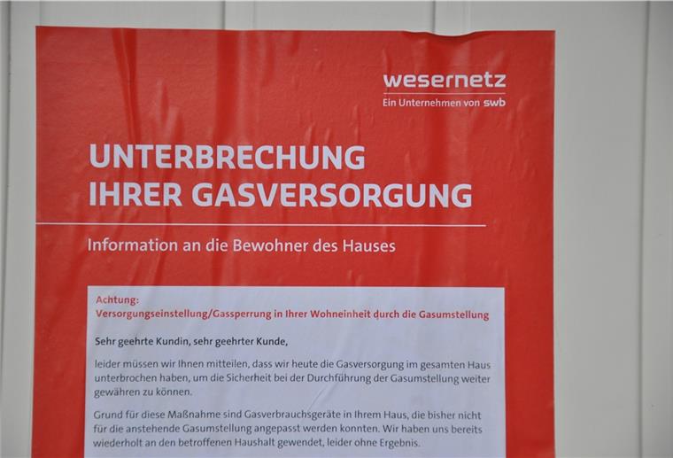 Mit diesem an die Haustür geklebten Zettel wurden die Hausbewohner informiert.