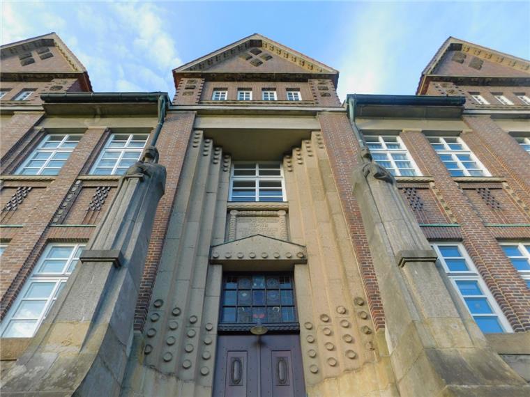 12-Jähriger aus Nordenham gewinnt Foto-Wettbewerb Mit diesem Bild vom Nordenhamer Amtsgericht hat Jann-Mattis Büsing die Jury der Stiftung des Deutschen Denkmalschutzes überzeugt. „In deinem Bild hast du nicht nur das Gebäude und seinen zeittypischen Figurenschmuck dargestellt, sondern auch die beeindruckende Fassade mit ihrer fast einschüchternden Wirkung gut in Szene gesetzt“, heißt es in dem Schreiben an den Gewinner.