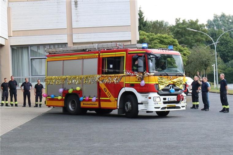 Darum fuhr dieses bunte Feuerwehrauto durch Bremerhaven Mit diesem bunt geschmückten Wagen wurde der Kollege nach Hause gefahren.