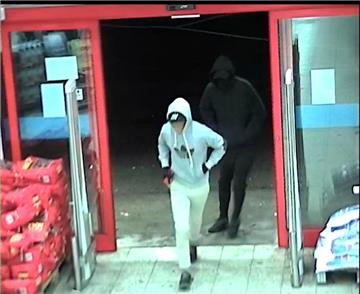 Mit diesem Fahndungsfoto sucht die Polizei nach den Räubern.