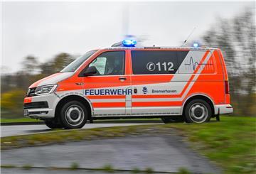 Dr. Oliver Radke am Notarzteinsatzfahrzeug.