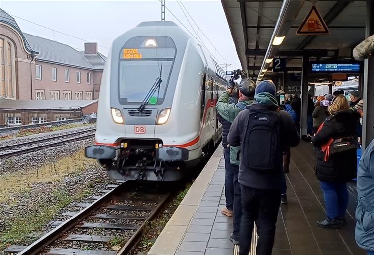 Mit Video: Intercity ab Bremerhaven rollt Mit diesem IC ist Bremerhaven wieder an den Fernverkehr der Deutschen Bahn angeschlossen.