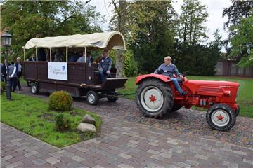 Mit diesem Planwagen, gezogen von einem feuerroten Trekker, wurde die Jury durch Schwei kutschiert.