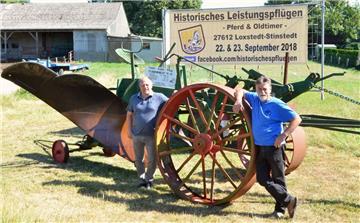 Mit diesem riesigen Pflug wird beim 2. historischen Leistungspflügen in Stinstedt vorgeführt, wie früher Moore durch Tiefpflüge kultiviert wurden. Dazu werden Michael Dierk (links) und Manfred Brinschwitz (rechts) mindestens drei Lanz Bulldogs vor das mächtige landwirtschaftliche Gerät spannen.