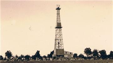 Mit diesem Turm wurde 1958 in Ostertimke nach Öl gesucht. Heute suchen Behörden und Bürger nach dem Bohrschlamm, der dabei angefallen sein muss.  