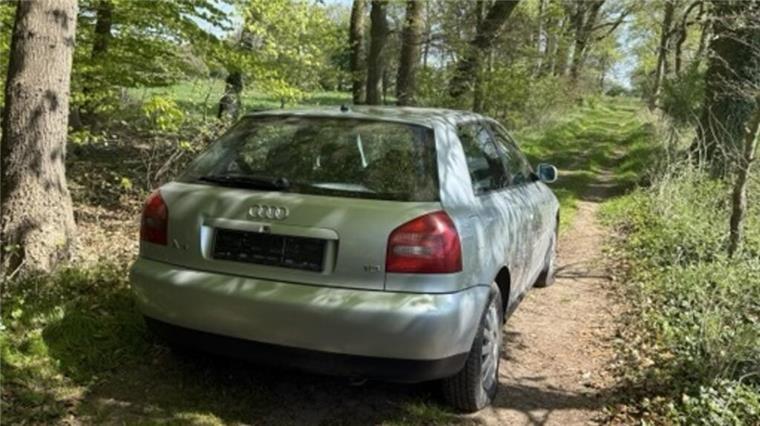 Verfolgungsjagd in Loxstedt: Polizei setzt bei Fahndung auch Hubschrauber ein Ein silberfarbenes Fahrzeug der Marke Opel steht im Wald. Mit diesem Wagen sind am Montagmorgen drei Männer vor der Polizei geflohen. Das Auto wurde in Bexhövede gefunden.