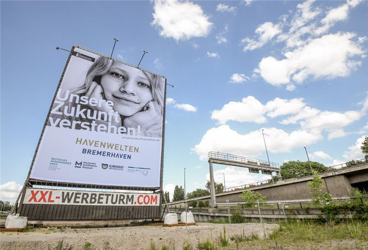 Mit diesem XXL-Plakat wird in Bremen-Neustadt für die Havenwelten geworben.