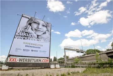 Mit diesem XXL-Plakat wird in Bremen-Neustadt für die Havenwelten geworben.