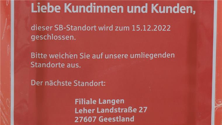 Ein Aushang der Weser-Elbe Sparkasse weist die Kunden auf die Schließung des SB-Standorts in Debstedt hin. 