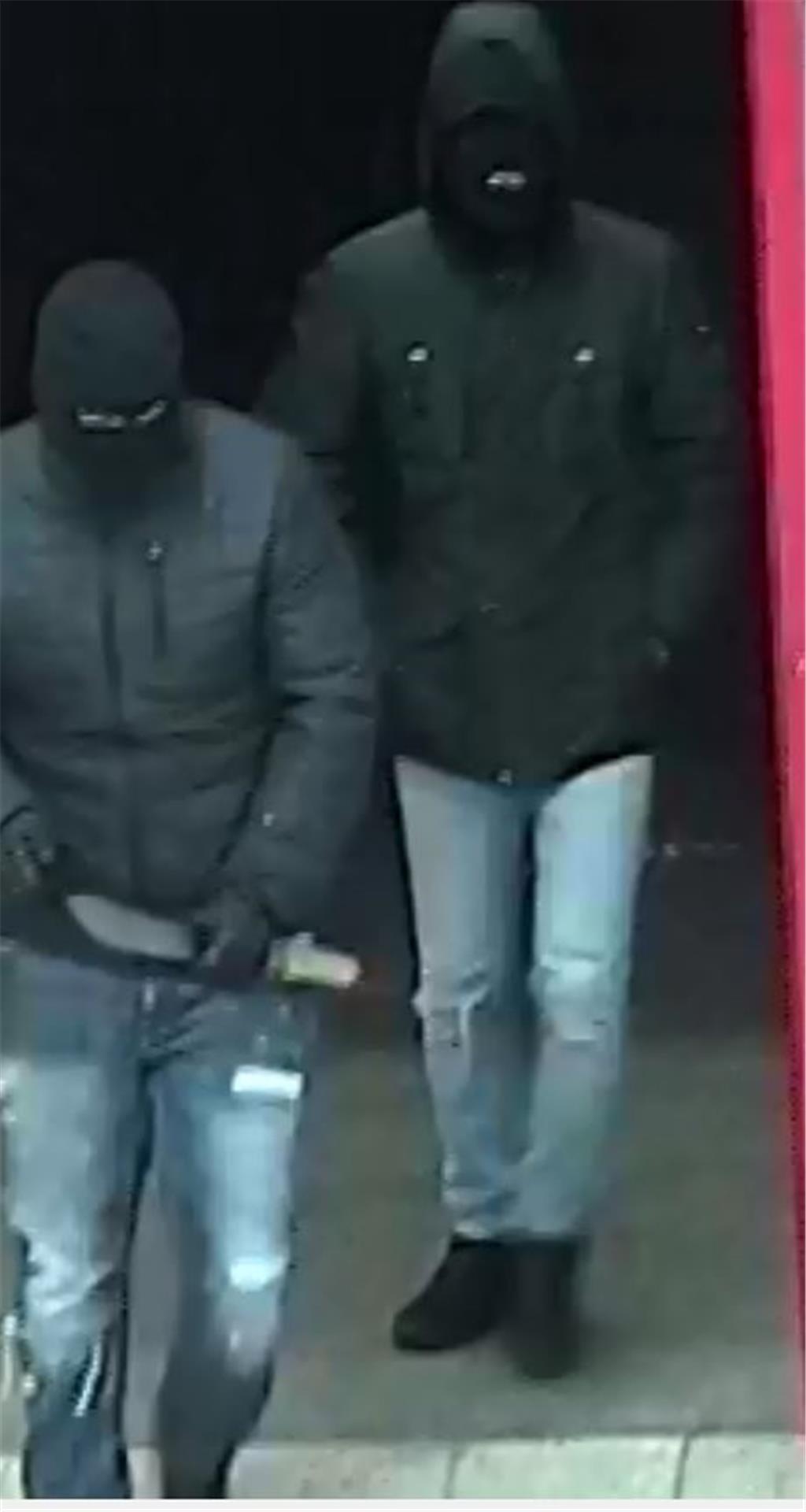 Mit diesen Bildern will die Polizei Bremen die Täter finden. 