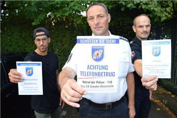 Mit diesen Handzetteln in deutscher, türkischer und russischer Sprache will der Präventionsrat für das Thema „Telefonbetrug“ sensibilisieren. Das Foto zeigt die Präventionsratsmitglieder (von links) Daniel El Khatib, Matthias Ahlers und Edwin Krüger.