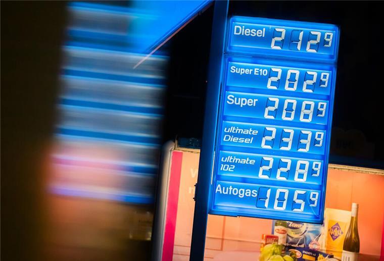 Das Preisschild einer Tankstelle. Mit diesen Tipps kann beim Tanken bares Geld gespart werden.