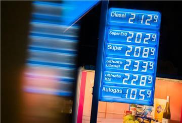 Das Preisschild einer Tankstelle. Mit diesen Tipps kann beim Tanken bares Geld gespart werden.