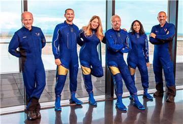 Mit dieser Crew will Richard Branson (Vierter von links) in den Weltraum fliegen.