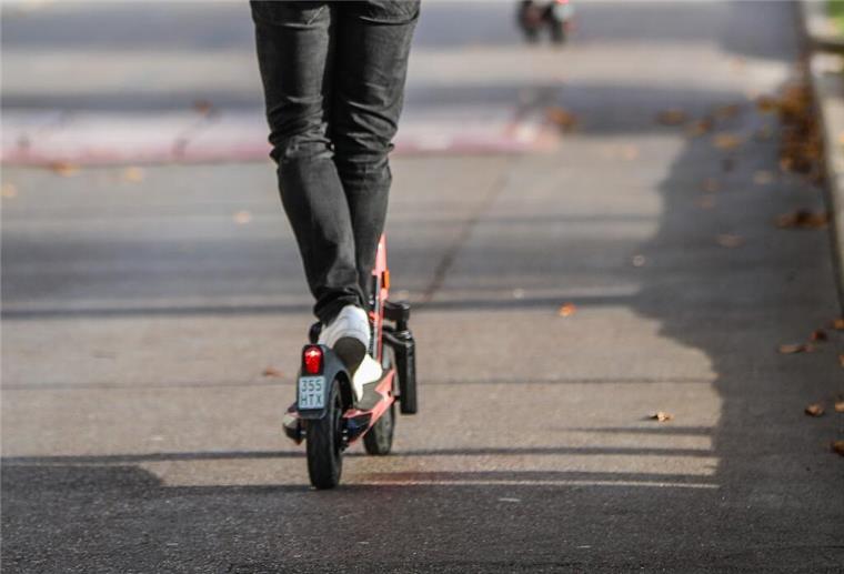 Ein Mann fährt auf einem E-Roller