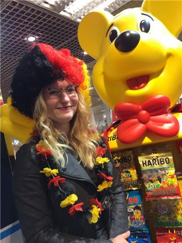 Mit dieser Perücke und der Kette seid ihr der Hingucker bei der WM-Party. (Karstadt)