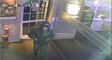 Mit dieser Videoaufnahme fahndet die Polizei nach einem Spielhallenräuber.