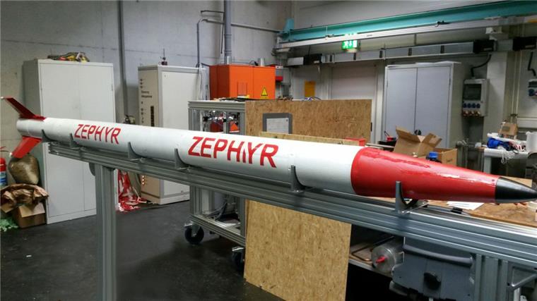Windböen verhindern Start der Öko-Rakete: Mit dieser "Zephyr-Rakete" wollen die Studenten beweisen, dass man mit Kerzenwachs eine Rakete in den Himmel schicken kann.