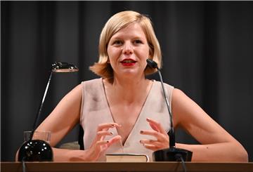 Mit Down-Syndrom, Kümmerer-Gen und rechtsradikaler Gesinnung: Drei sehr unterschiedliche Schwestern schickt Amanda Lasker-Berlin in ihrem Debütroman „Elijas Lied“ auf eine Moorwanderung.