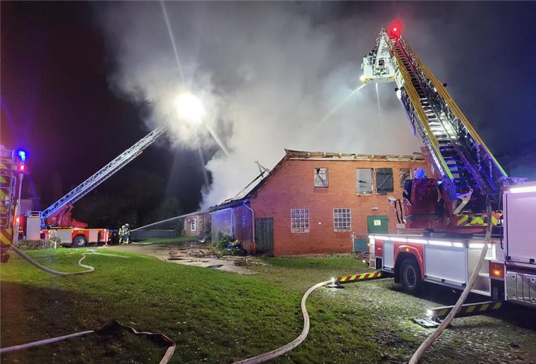 Mit Drehleitern wurde der Brand „von oben“ gelöscht.