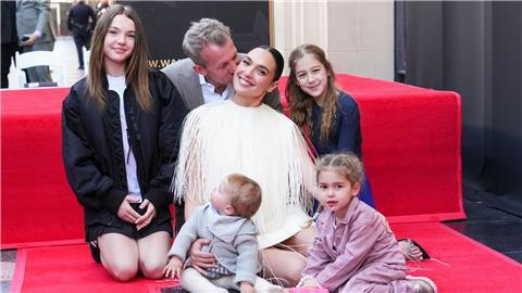 Mit Ehemann und ihren vier gemeinsamen Töchtern posiert Gal Gadot auf dem „Walk of Fame“. 