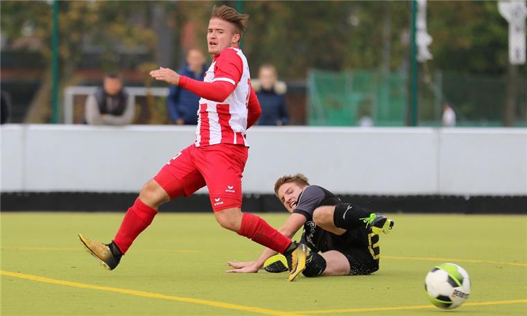 Mit Eike Reesing (rechts) sorgte der TSV Abbehausen für die Überraschung in der Fußball-Bezirksliga. Die Abbehauser stürzten den VfL Wildeshausen von der Tabellenspitze und sorgten für dessen erste Niederlage.