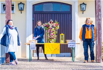 Mit einem Altar lädt das Team der Markuskirche mit Küsterin Yasmin Schuster, Pastorin Friederike Köhn und Segelmacherin Eva Erkenberg zum „Gottesdienst to go“ für Zuhause ein. 