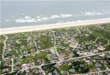  Das Luftbild zeigt Häuser auf Sylt. 