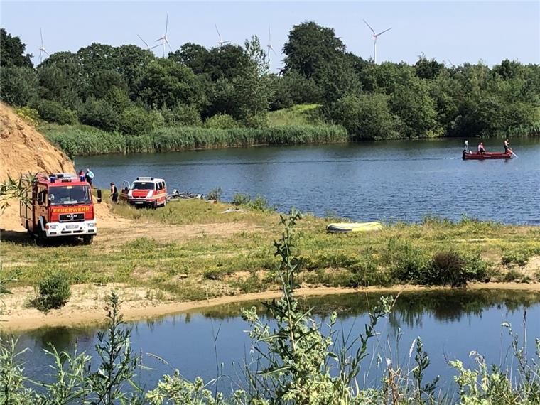 Selsingen: 60-jähriger Mann ertrinkt in Baggersee Mit einem Boot suchen Einsatzkräfte der Feuerwehr den Baggersee in der Sandkuhle am Grafeler Berg nach dem vermissten ab.