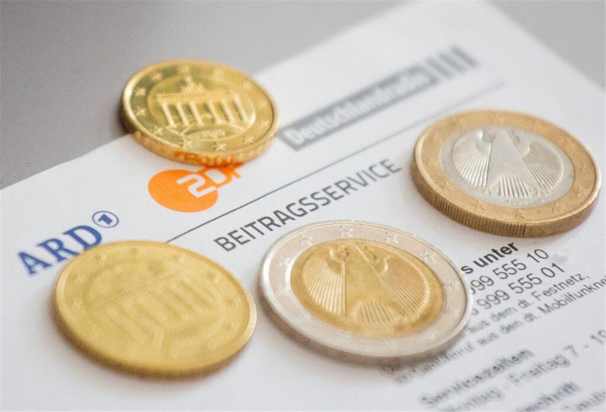 220 Euro pro Jahr sparen: Mit diesem Antrag befreit ihr euch vom Rundfunkbeitrag Mehrere Geldmünzen liegen auf einem Brief vom Beitragsservice. Mit einem einfachen Antrag kann man sich vom Rundfunkbeitrag befreien.