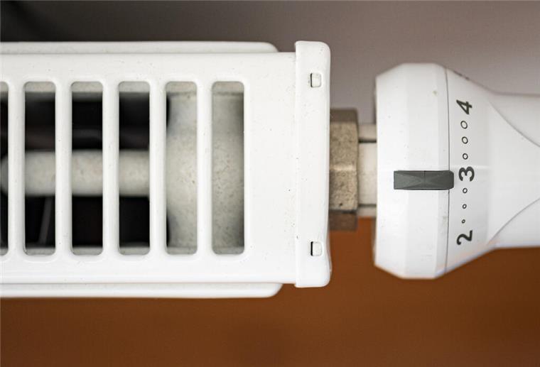 Wenn die Heizsaison beginnt, kann man mit ein paar einfachen Handgriffen für mehr Wärme in der Wohnung sorgen.
