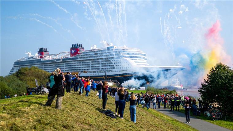 Mit einem Feuerwerk wird die „Disney Treasure“ verabschiedet.