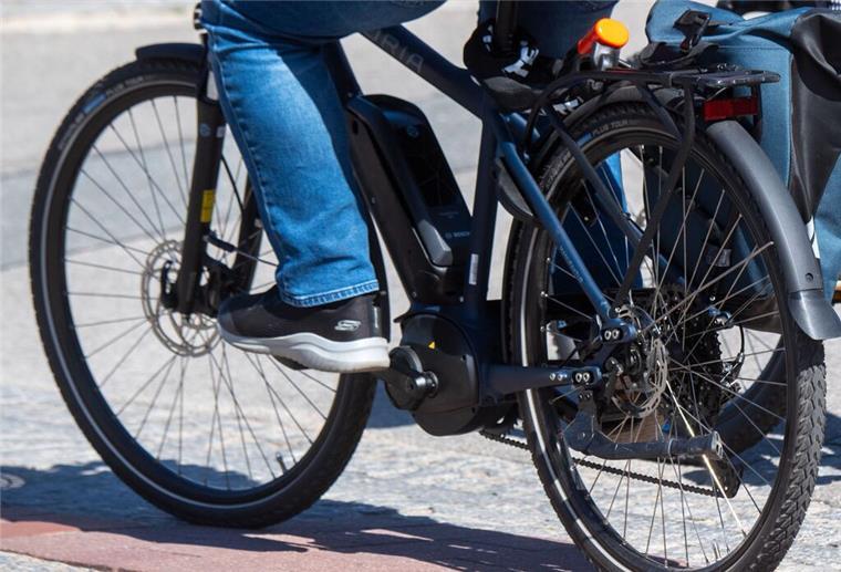 Bremerhaven: Fahrraddieb flüchtet auf E-Bike vor der Polizei Mann auf E-Bike