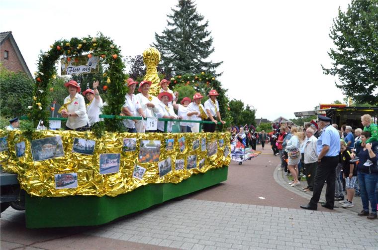 Mit einem goldigen Festwagen verabschiedete sich der Damenkegelklub Flott wegvor großer Publikumskulisse im 50. Jahr seines Bestehens und nach 40 Jahren Teilnahme am Unzug aus Altersgründen vom Dedesdorfer Markt. Dafür wurden sie mit einem Ehrenpreis belohnt.
