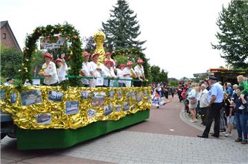 Mit einem goldigen Festwagen verabschiedete sich der Damenkegelklub Flott wegvor großer Publikumskulisse im 50. Jahr seines Bestehens und nach 40 Jahren Teilnahme am Unzug aus Altersgründen vom Dedesdorfer Markt. Dafür wurden sie mit einem Ehrenpreis belohnt.