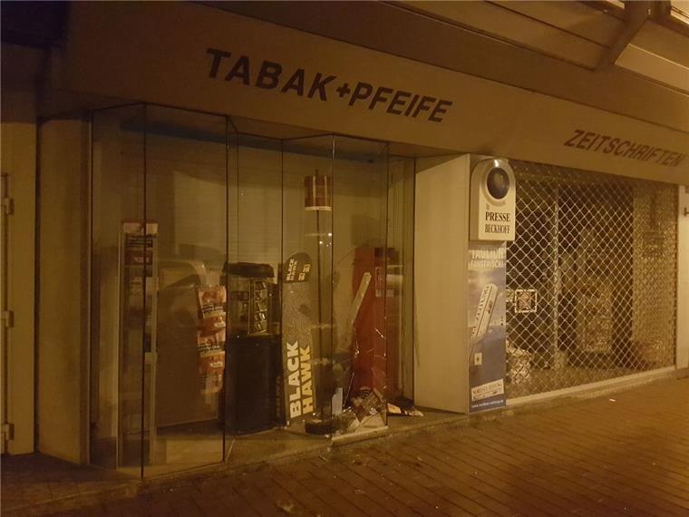 Lehe: Gullydeckel durch Scheibe geworfen und Kiosk ausgeräumt Mit einem Gullydeckel haben Unbekannte die Frontscheibe eines Kiosks in der Hafenstraße in Bremerhaven-Lehe eingeworfen.