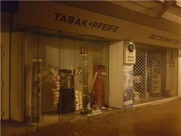 Mit einem Gullydeckel haben Unbekannte die Frontscheibe eines Kiosks in der Hafenstraße in Bremerhaven-Lehe eingeworfen.