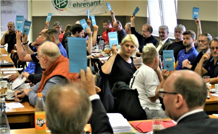 Fußball-Kreisverband Wesermarsch ist nach 72 Jahren Geschichte Mit einem Handzeichen besiegelten die Vereinsvertreter am Sonnabend einstimmig das Ende des Fußballkreisverbandes Wesermarsch.
