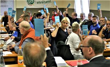 Mit einem Handzeichen besiegelten die Vereinsvertreter am Sonnabend einstimmig das Ende des Fußballkreisverbandes Wesermarsch.