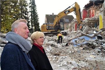 Mit einem Hauch Wehmut verfolgen Andrea und Horst Beer den Abriss ihres ehemaligen Tanzschul-Gebäudes an der Elbestraße, in dem Horst Beer auch einst aufgewachsen ist.
